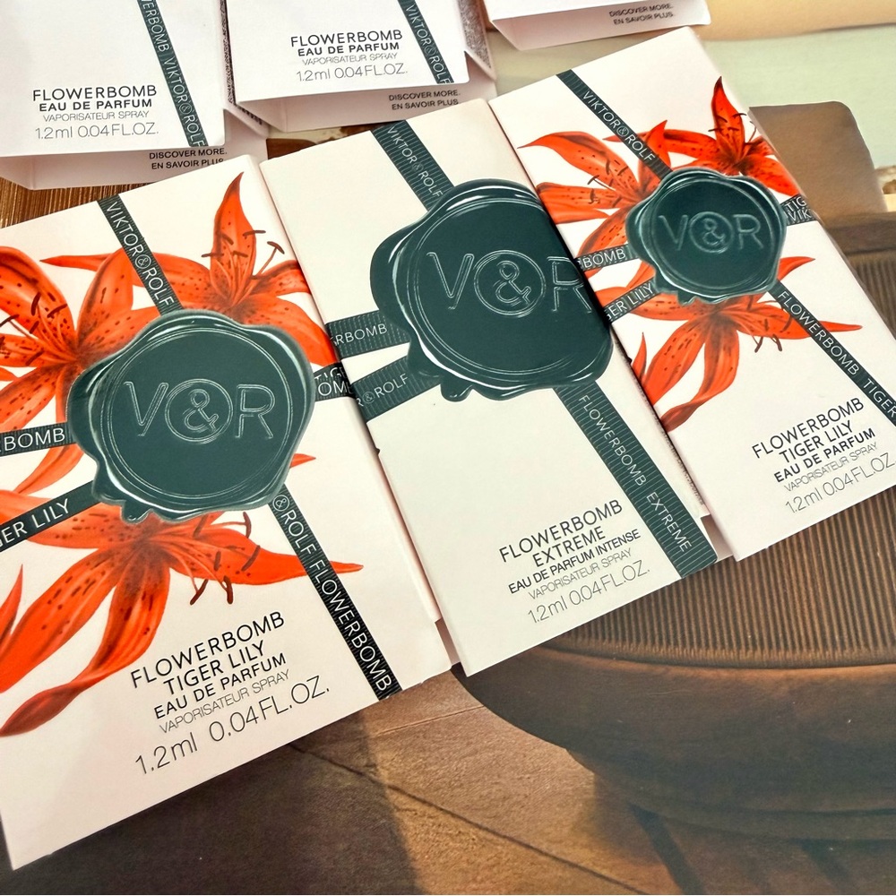 Viktor & Rolf FlowerBomb Bundle - Picture 2 of 3